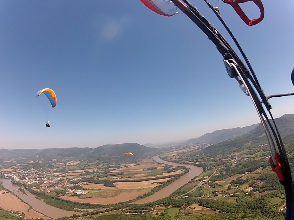 Voo duplo de parapente sobre o Vale do Taquari